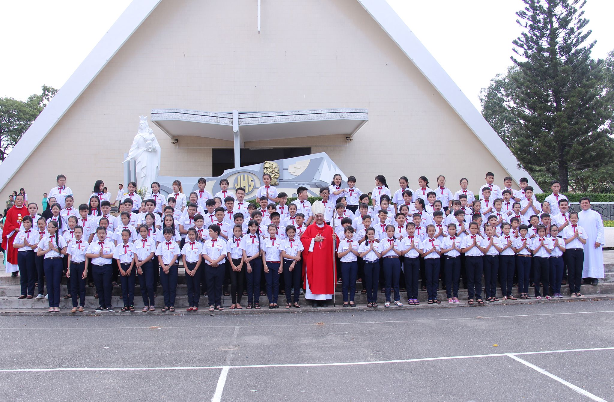 Giáo xứ Phước Lộc: Đức cha Emmanuel ban Bí tích Thêm sức cho 115 thiếu nhi