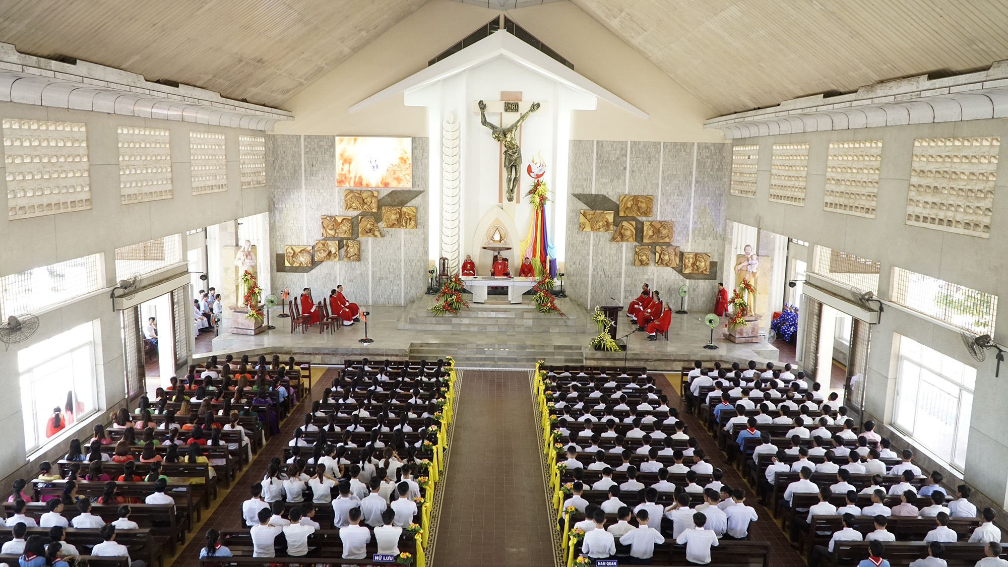 Giáo xứ Láng Cát: Đức Cha Emmanuel ban Bí Tích Thêm sức cho 140 em thiếu nhi và làm phép 14 chặng đàng thánh giá