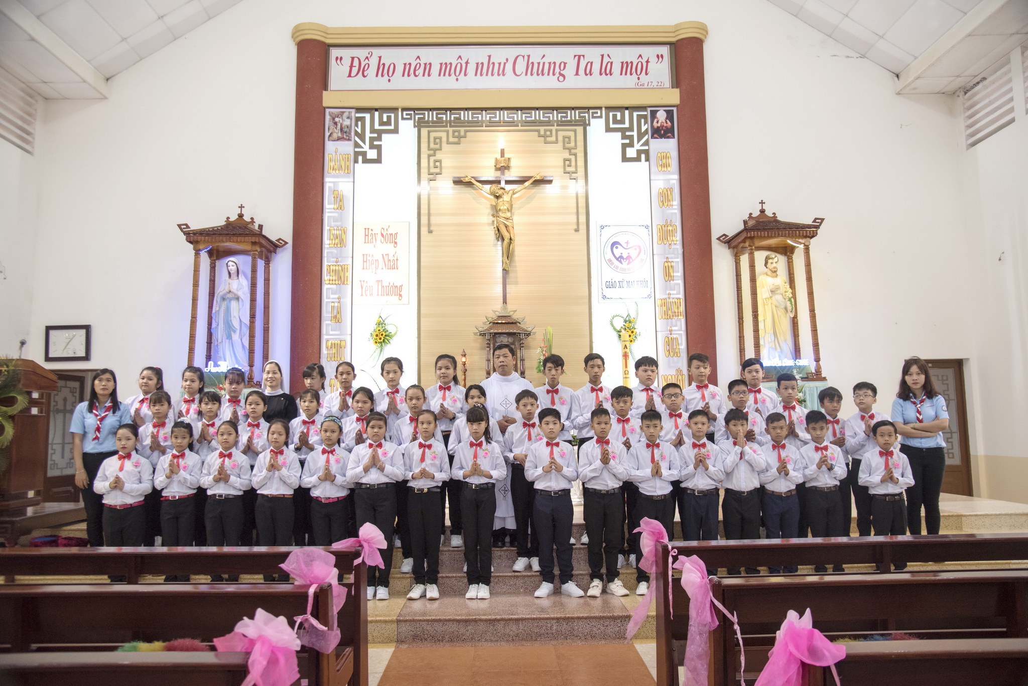Tin ảnh: Giáo xứ Mai Khôi: 42 em thiếu nhi Rước Lễ Lần Đầu