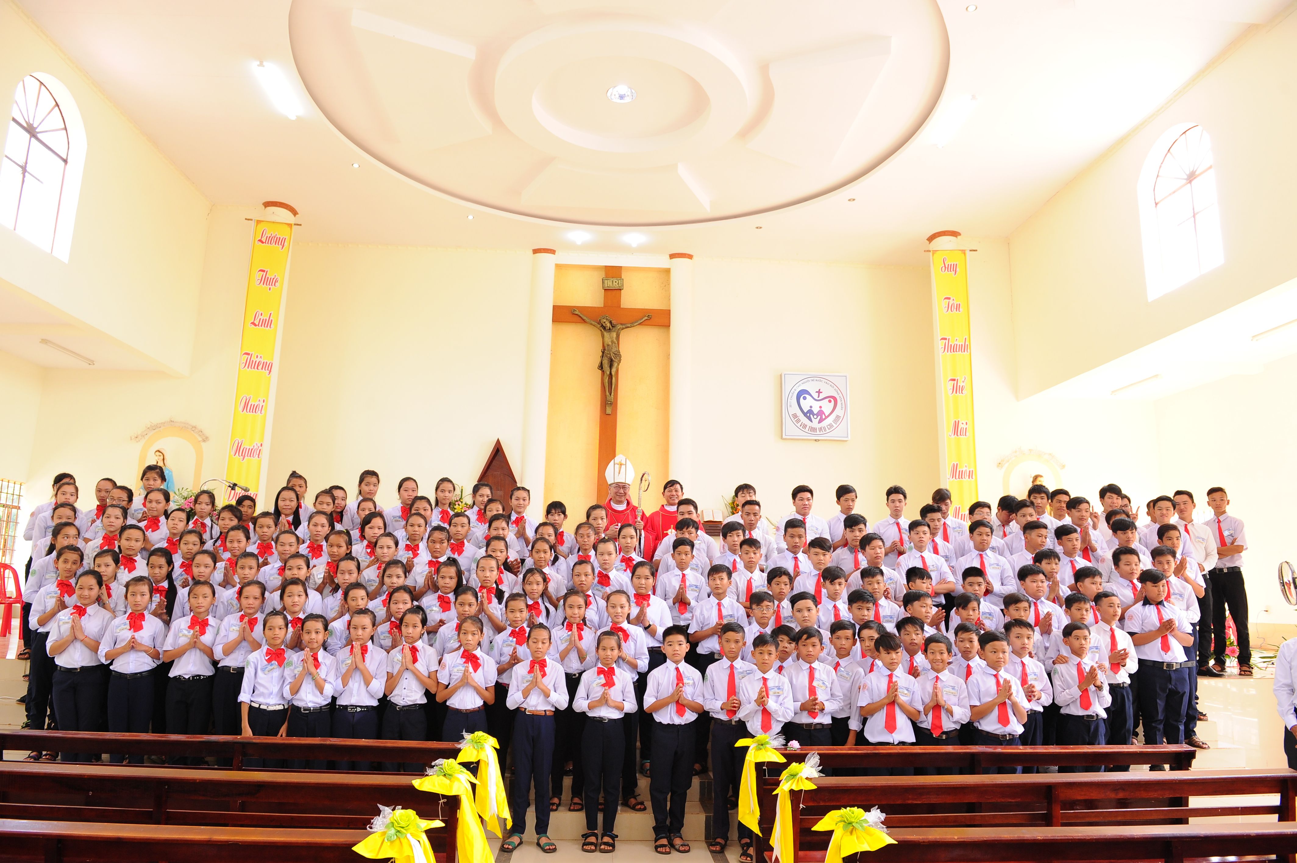 Giáo xứ Hòa Lâm: Đức Cha Emmanuel làm phép nhà nguyện Tân Lâm và ban Bí Tích Thêm Sức cho 147 em thiếu nhi trong Giáo xứ