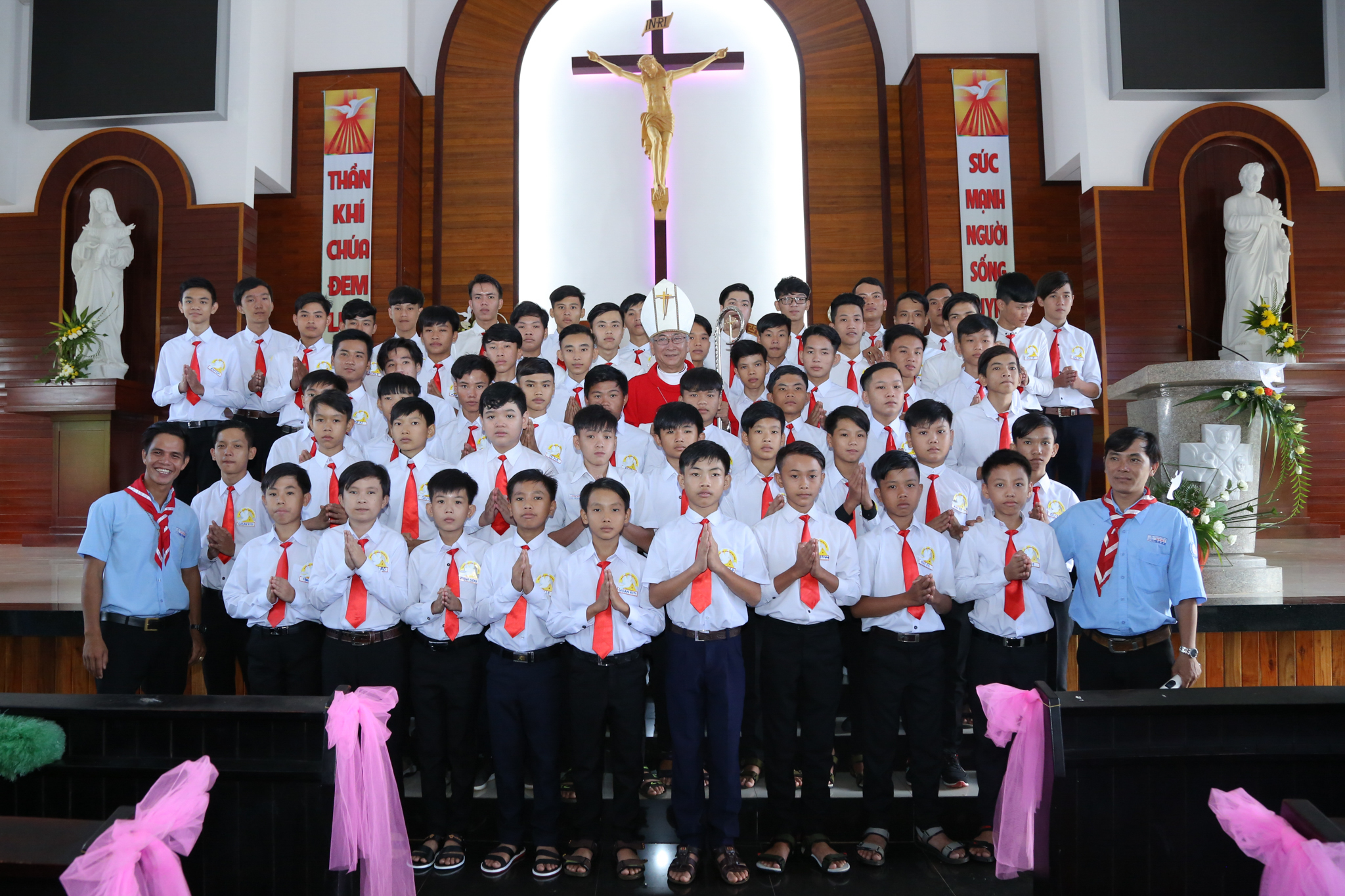 Giáo xứ Hòa Hội: Đức Cha Emmanuel ban Bí tích Thêm Sức cho 121 em thiếu nhi trong Giáo xứ