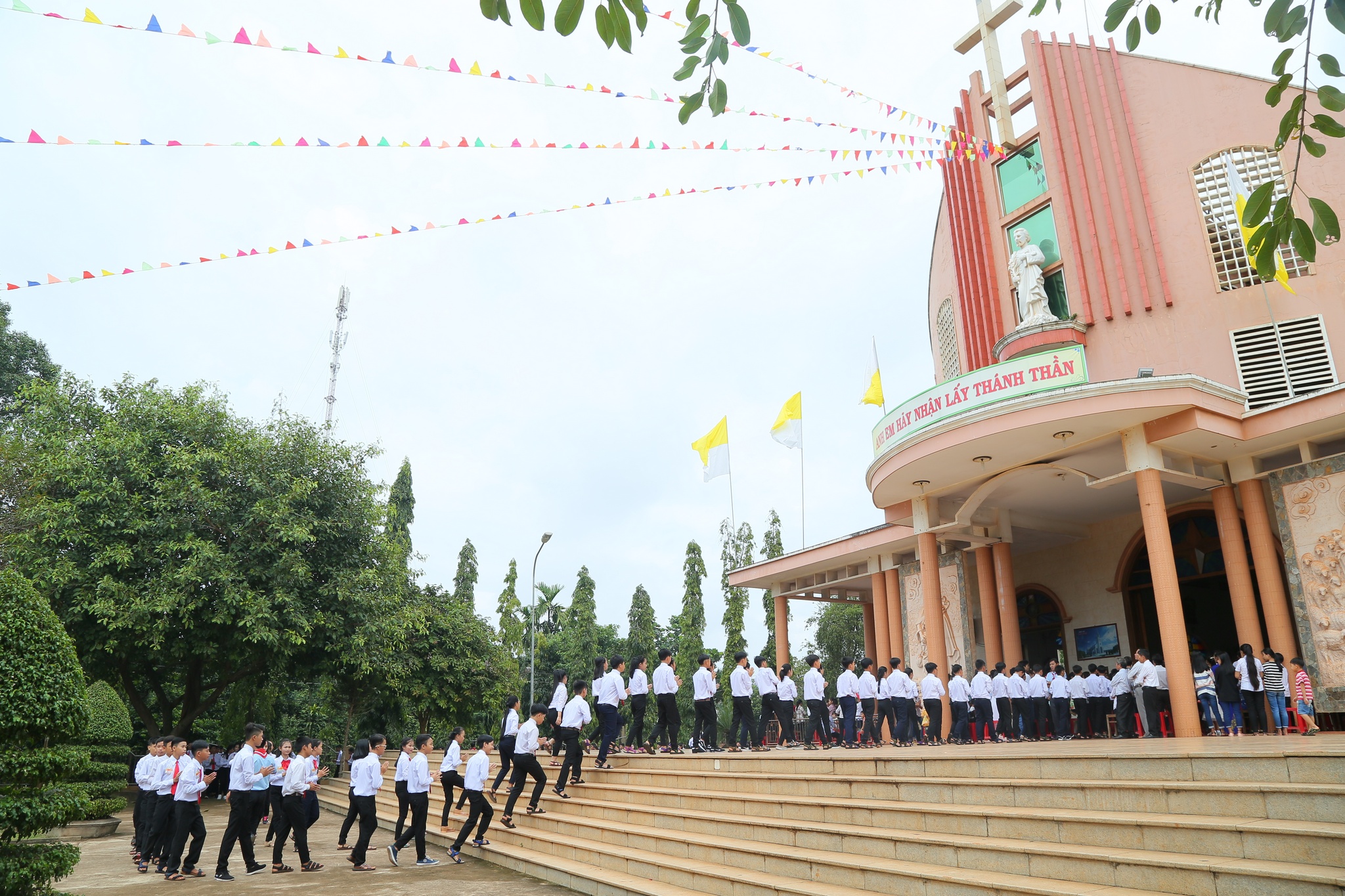 Giáo xứ Hòa Thuận: Thánh lễ ban Bí tích Thêm sức