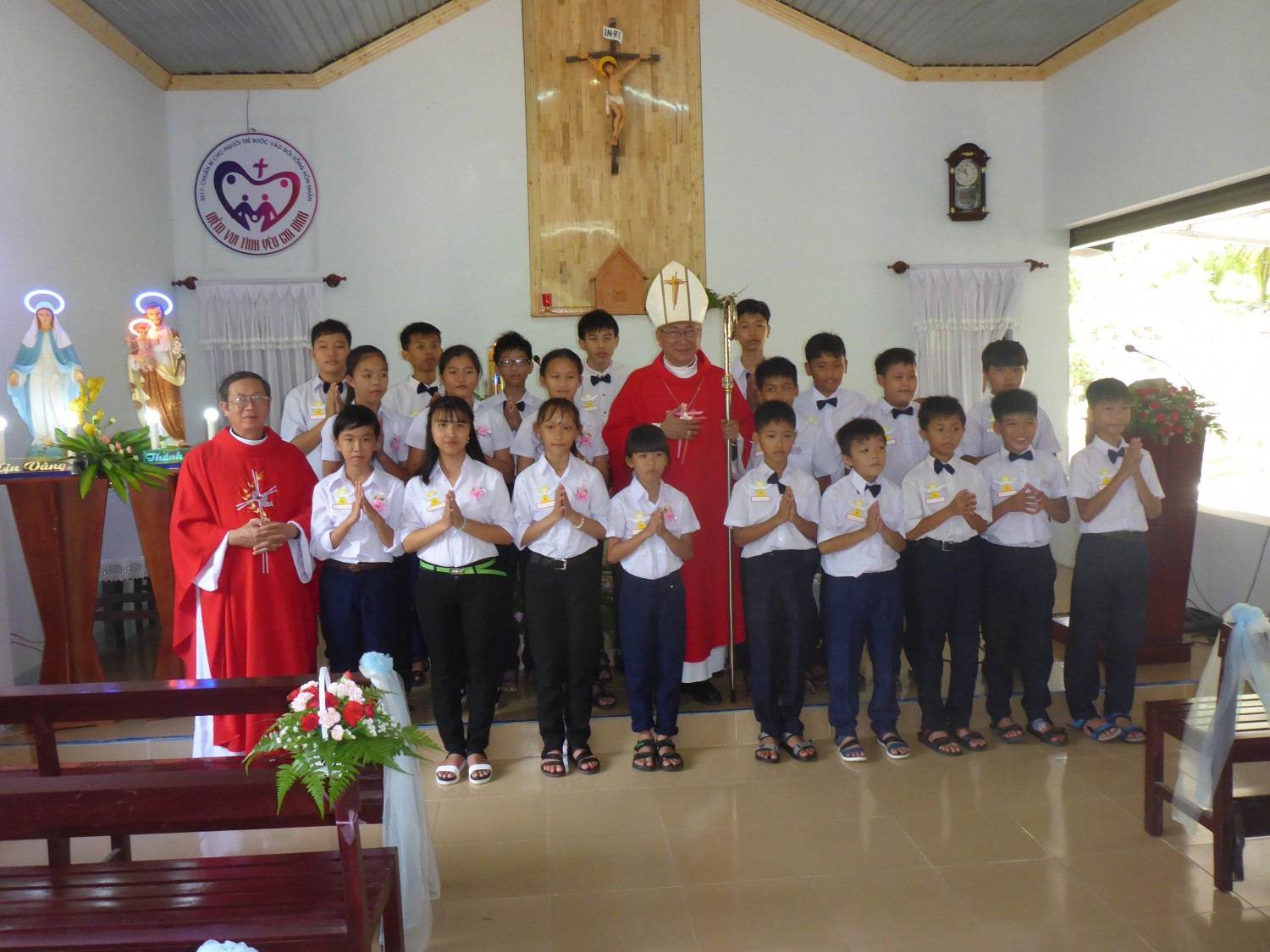 Giáo họ Côn Sơn: Đức cha Emmanuel thăm viếng mục vụ và ban Bí tích Thêm sức cho 21 thiếu nhi
