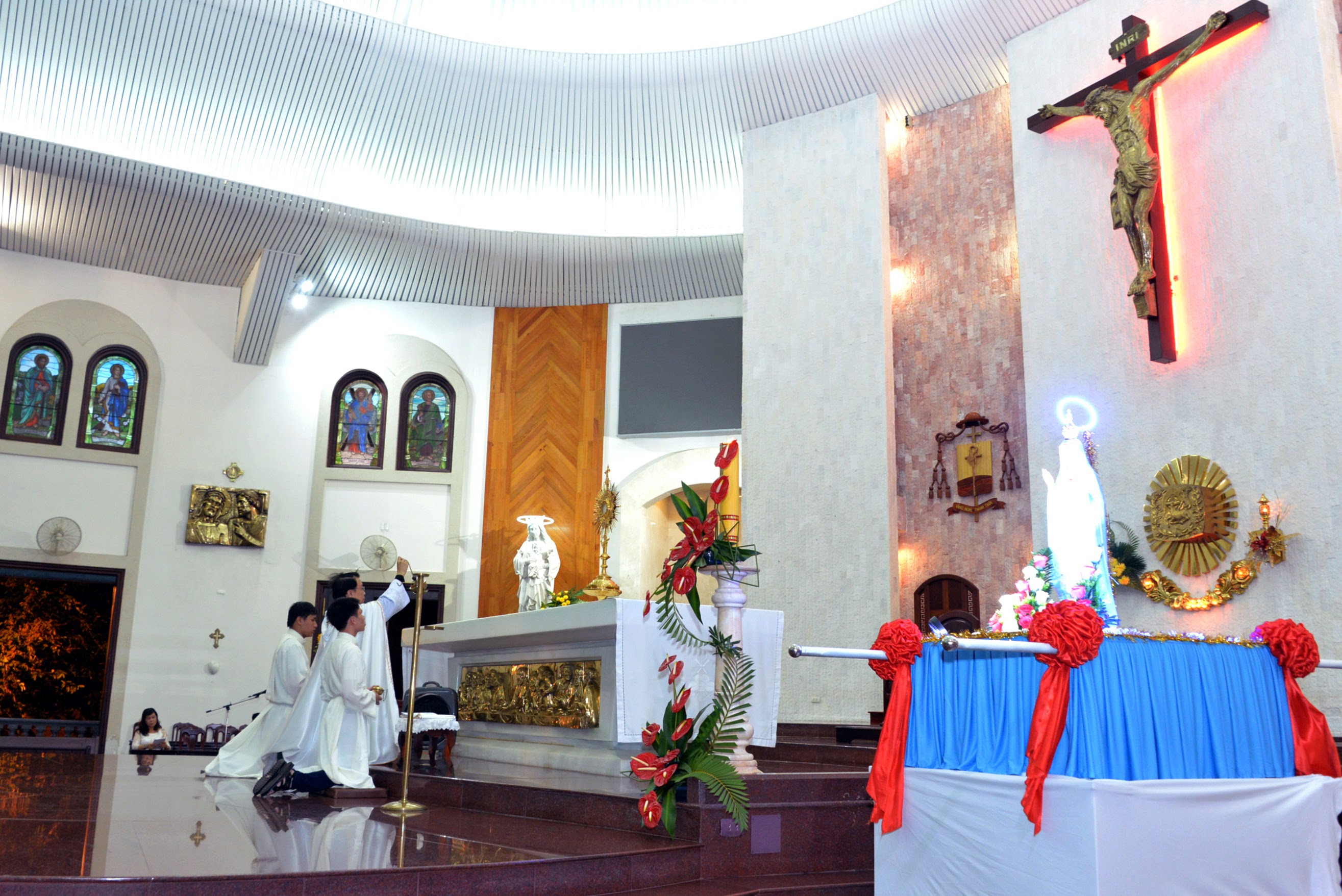 Giáo xứ Chánh Toà : Rước kiệu tôn vinh Mẹ Maria mừng kỷ niệm 100 năm Đức Mẹ hiện ra tại Fatima