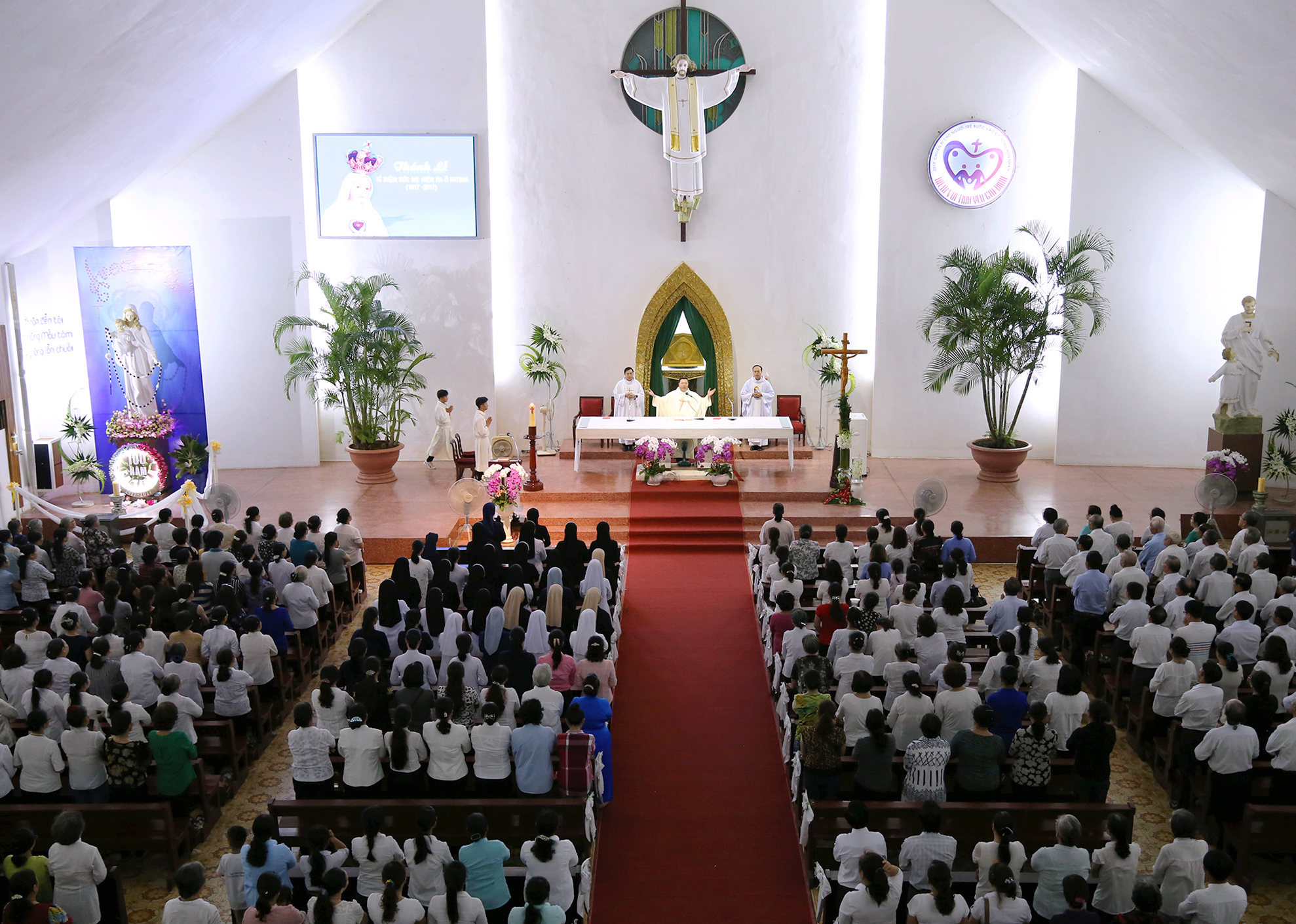 Đền Thánh Đức Mẹ Bãi Dâu: Thánh lễ khai mạc ngày hành hương kỷ niệm 100 năm Đức Mẹ Fatima