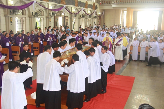 Nghi thức khâm liệm và Thánh lễ đưa chân Đức cha Phanxicô Xaviê Nguyễn Văn Sang