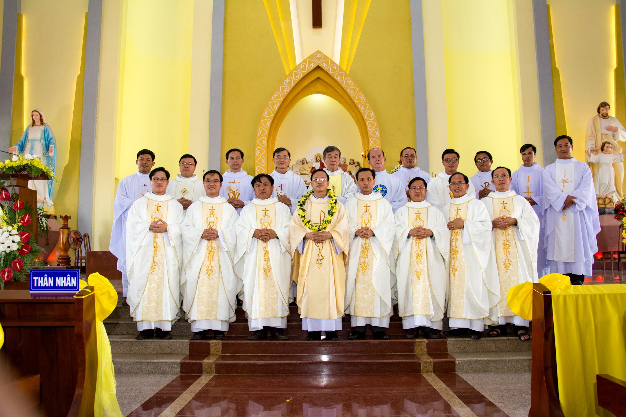 Tin ảnh: Gx. Sơn Bình: Tân Linh mục M. Phêrô-Trung Trần Hữu Khương dâng lễ tạ ơn