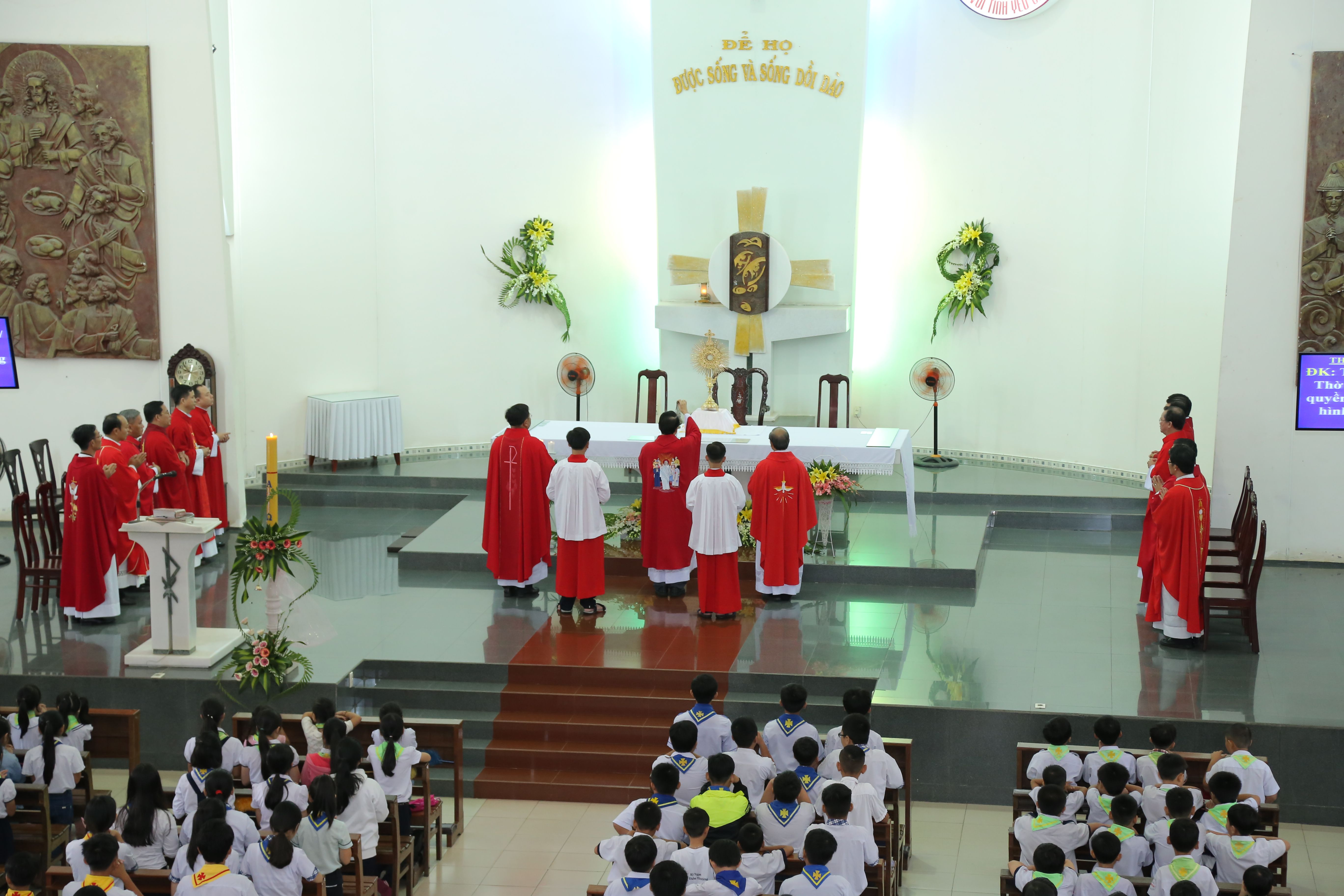Giáo xứ Dũng Lạc: Chầu Thánh Thể thay Giáo phận