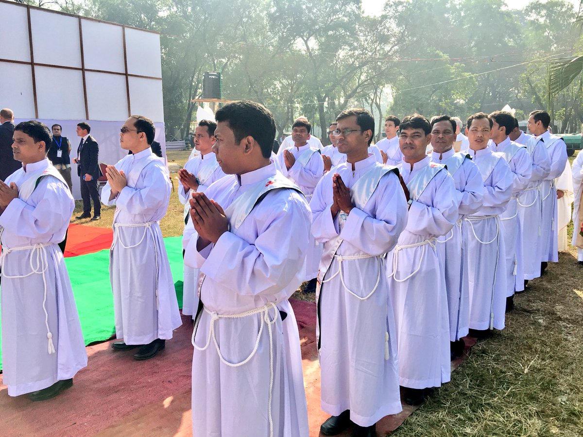 Đừng bao giờ mệt mỏi chuyện cầu nguyện cho các linh mục của anh chị em