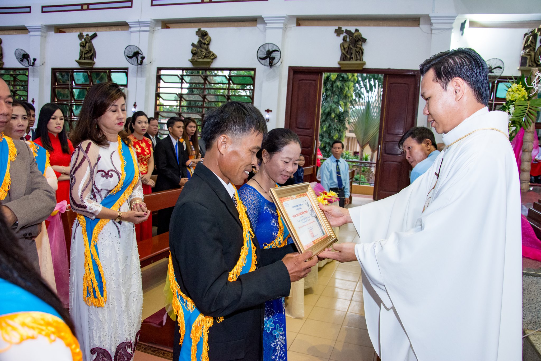 Tin Ảnh: Giáo xứ Vinh Hà: Mừng lễ Thánh Gia Thất và kỷ niệm hôn phối