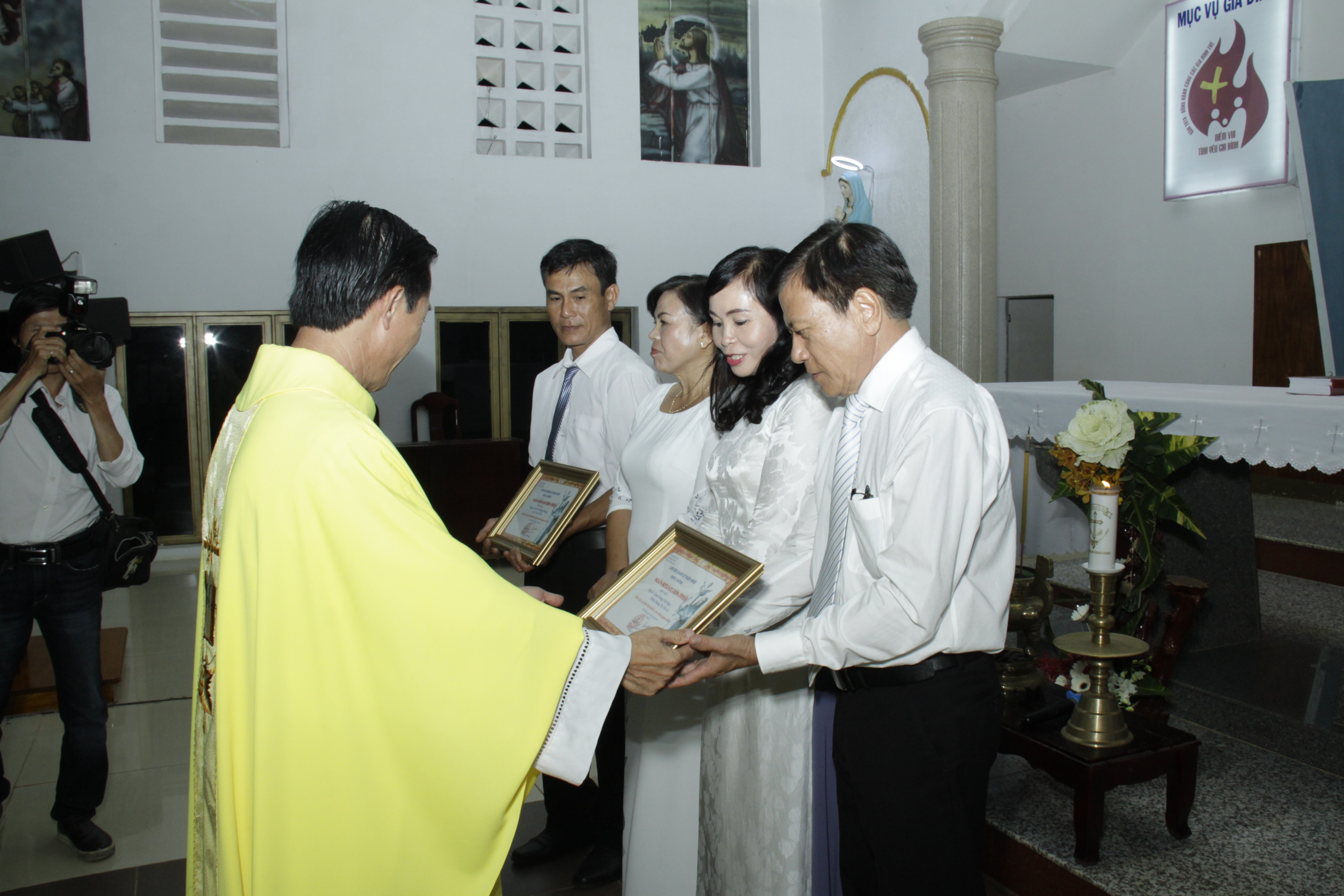 Tin Ảnh: Giáo xứ Thiện Phước: Mừng lễ Thánh Gia Thất và kỷ niệm hôn phối cho 90 đôi vợ chồng