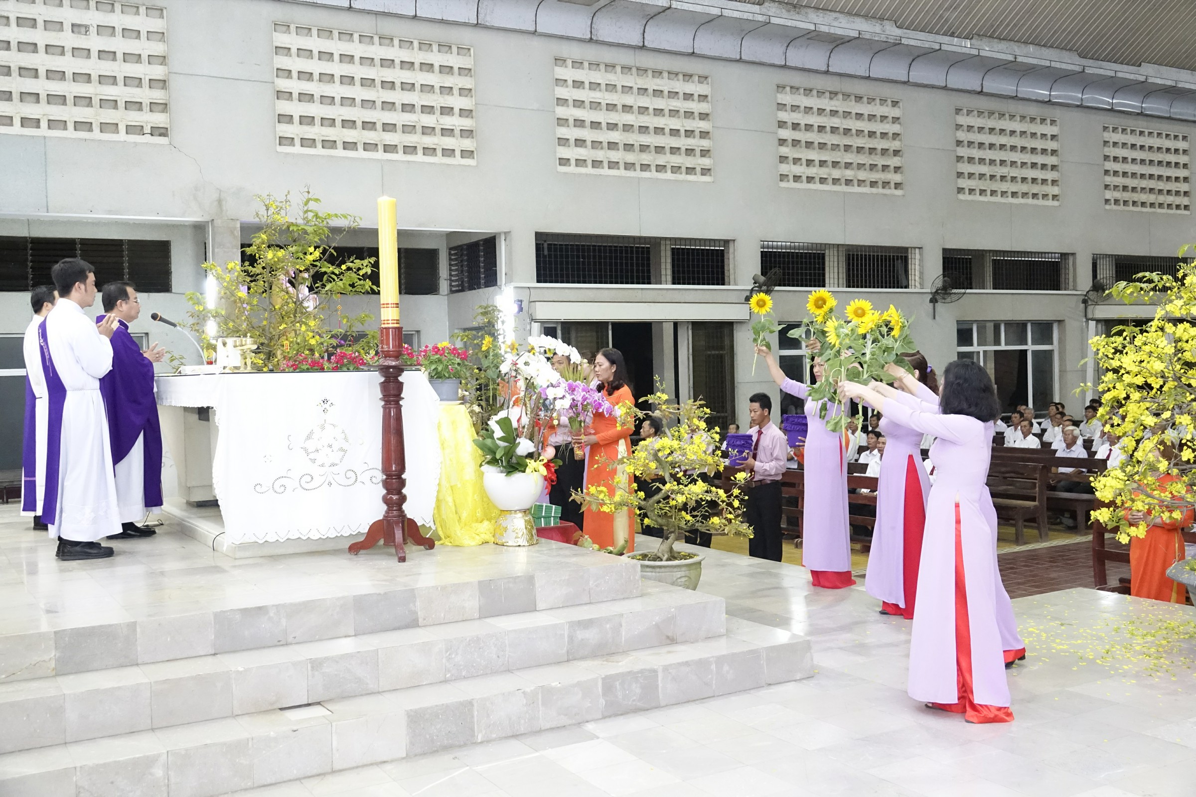 Tin ảnh: Gx. Láng Cát: Thánh lễ xin ơn thánh hóa công ăn việc làm và cầu nguyện cho quý ân nhân - Mùng Ba Tết
