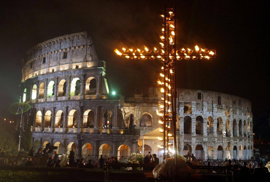 Người trẻ được uỷ thác suy niệm Đàng Thánh giá tại Colosseum