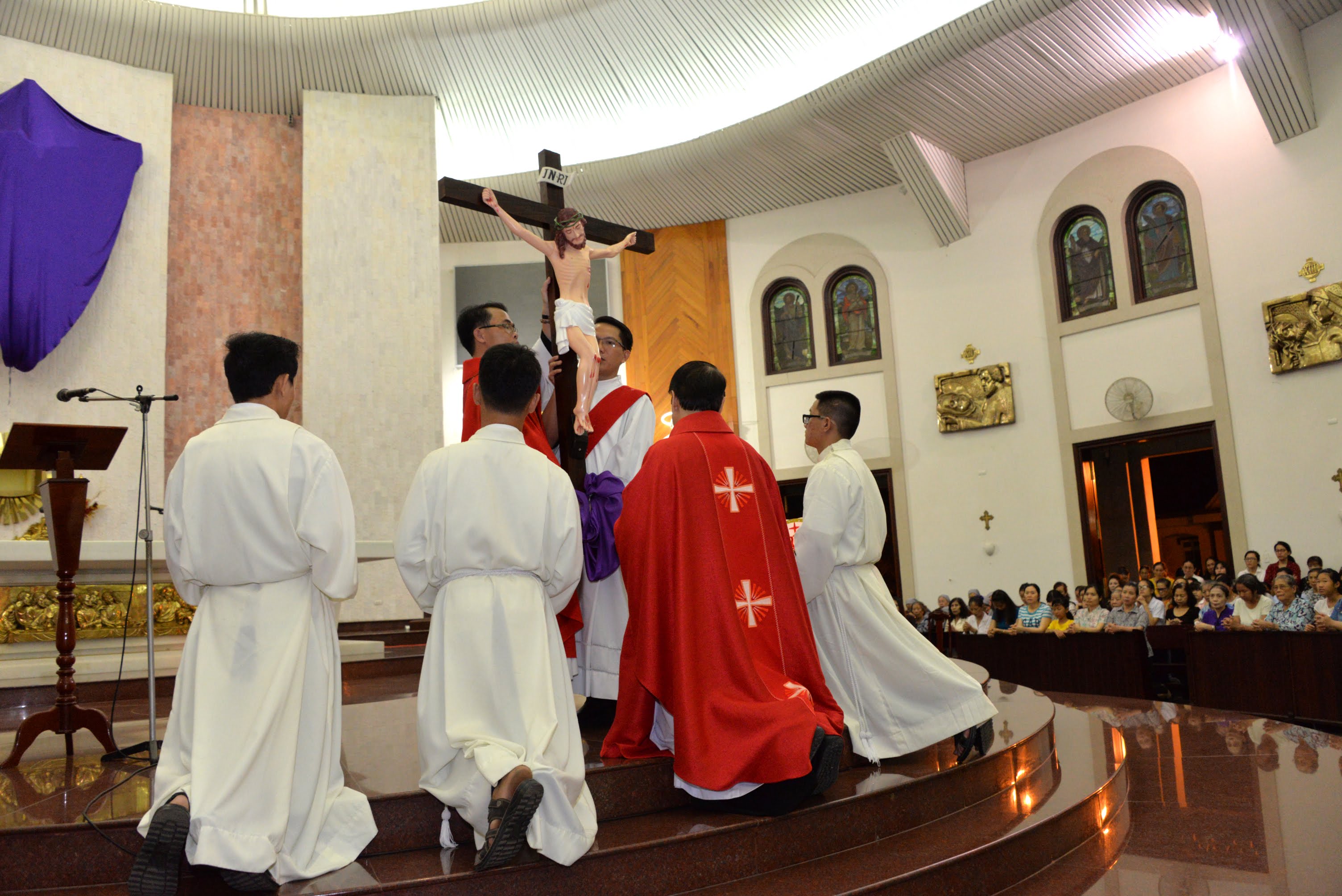Giáo xứ Chánh Toà Bà Rịa: Đàng Thánh Giá  và Nghi thức Suy tôn Thánh Giá chiều Thứ Sáu Tuần Thánh 2018