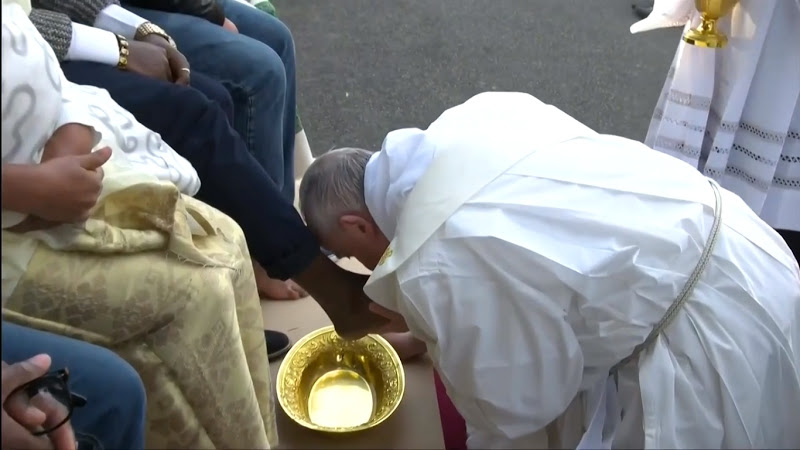 VIDEO: Thánh lễ tiệc ly tại Vatican: Đức Giáo Hoàng rửa chân cho 12 người tị nạn
