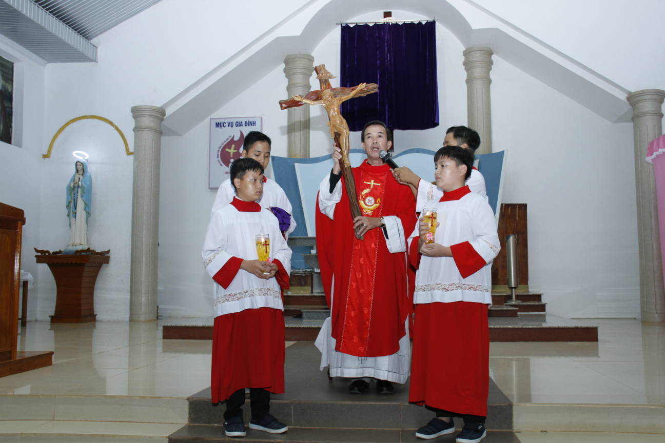Tin Ảnh: Giáo xứ Thiện Phước: Cử hành Phụng vụ Tam Nhật Thánh 2018