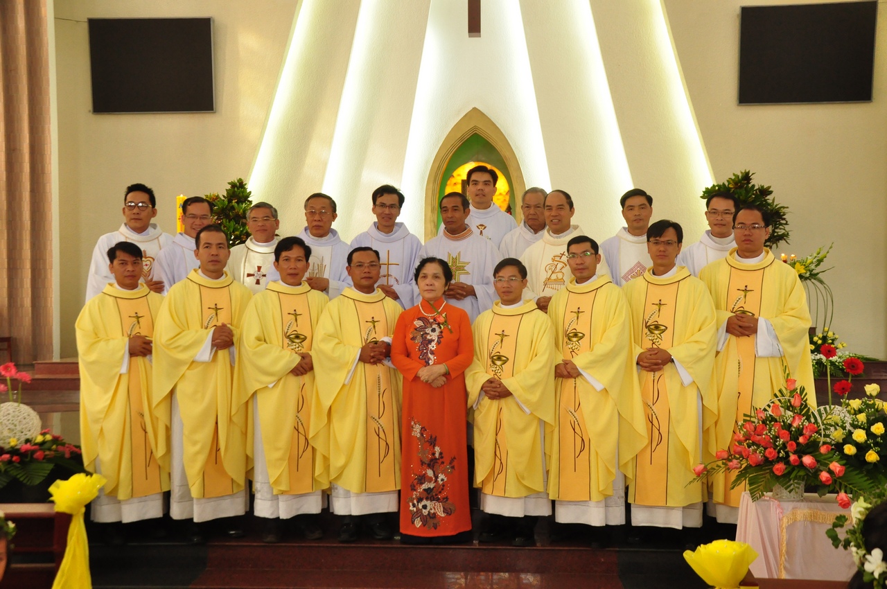 Tin ảnh: Gx. Vinh Trung: Tân Linh mục Gioan Baotixita Nguyễn Duy Hành dâng lễ tạ ơn