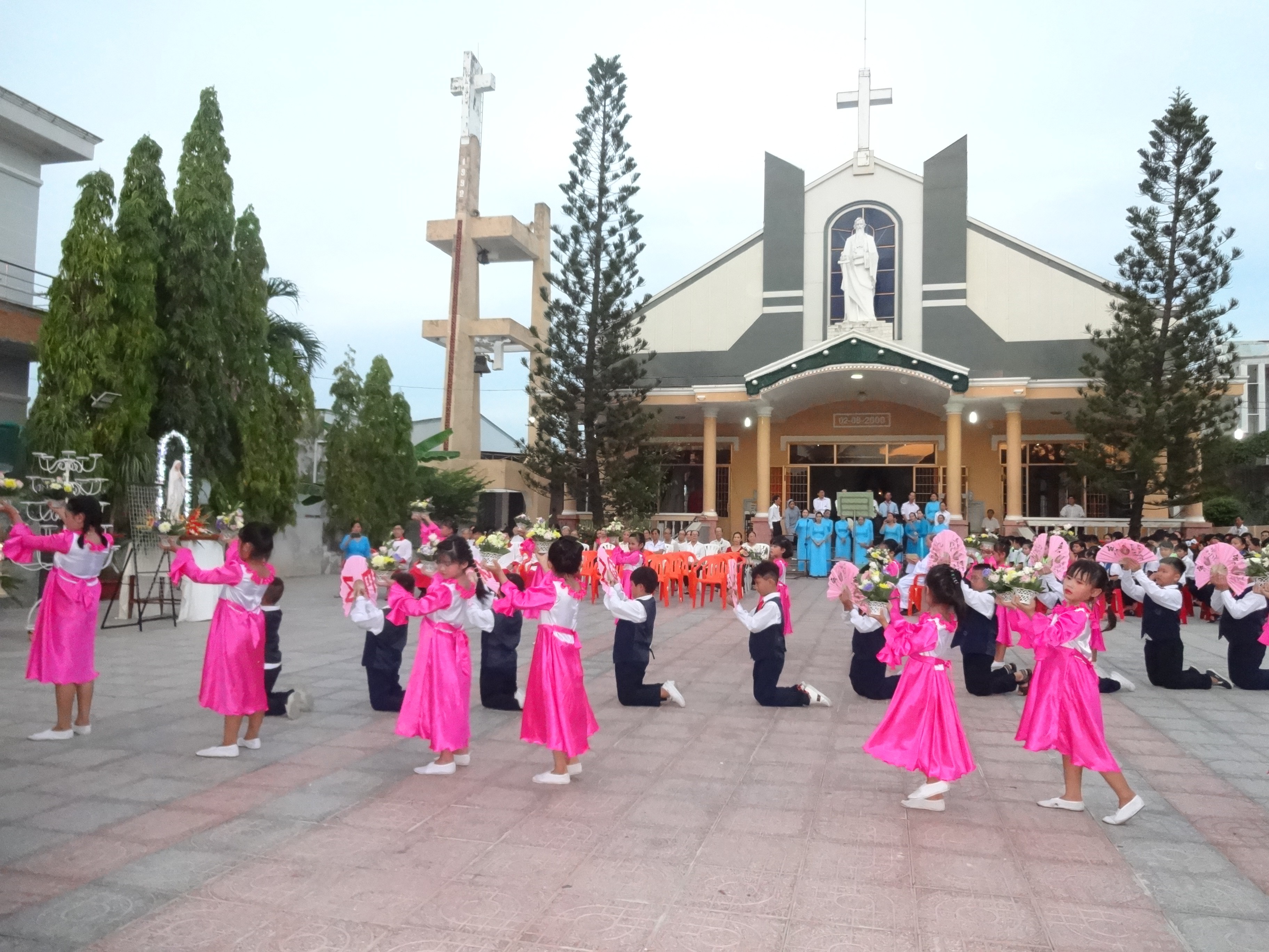 Tin ảnh: Giáo xứ Thủ Lựu: Dâng hoa tôn vinh Đức Mẹ kết thúc tháng hoa 2018