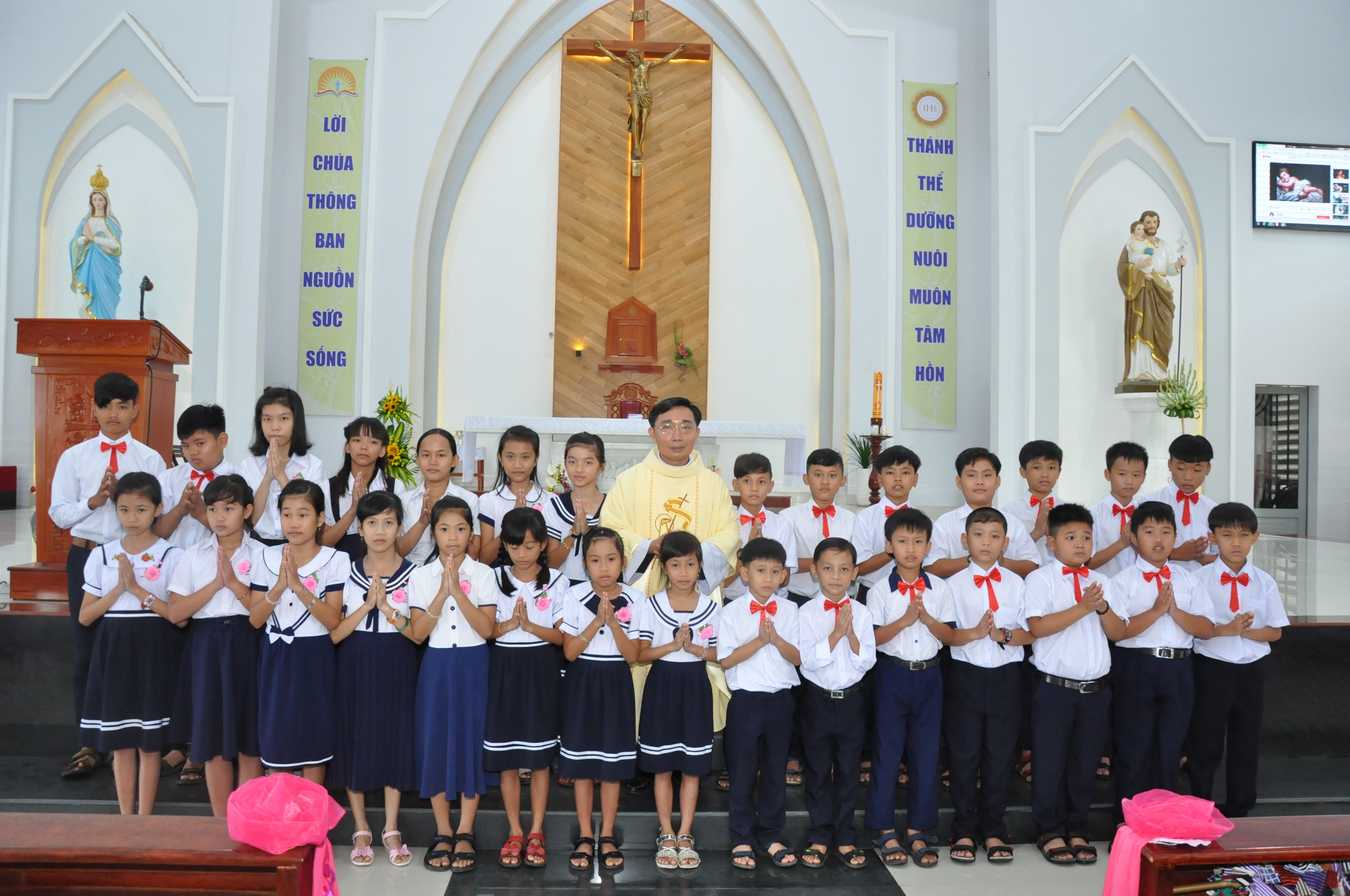 Giáo xứ Hòa Sơn: 29 em thiếu nhi Rước Lễ lần đầu