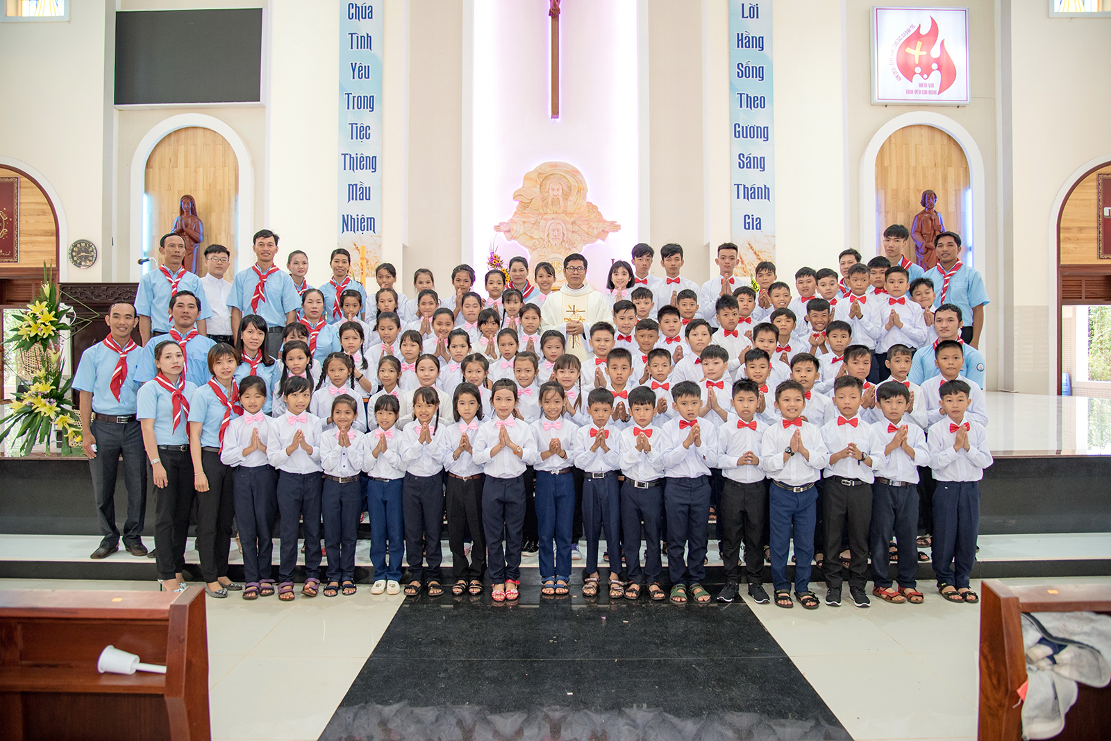 Tin Ảnh: GHBL Phú Vinh: 76 em thiếu nhi lần đầu tiên rước Chúa