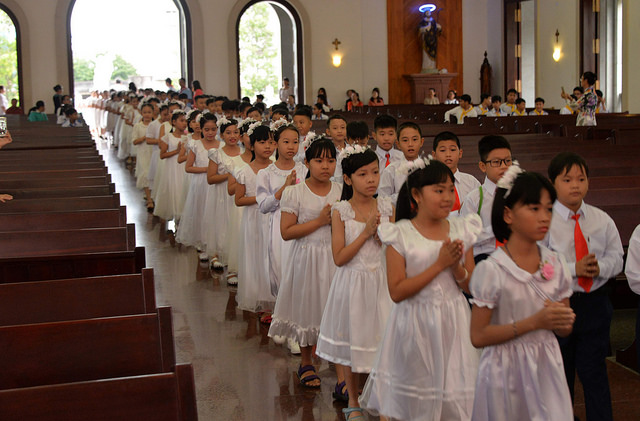 Gx. Chánh Tòa: 271 thiếu nhi rước lễ lần đầu