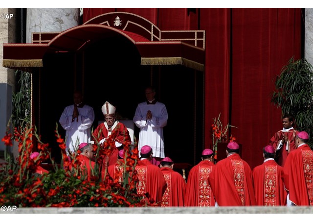 Đức Thánh Cha dâng lễ với các tân Hồng Y và tân Tổng Giám Mục chính tòa