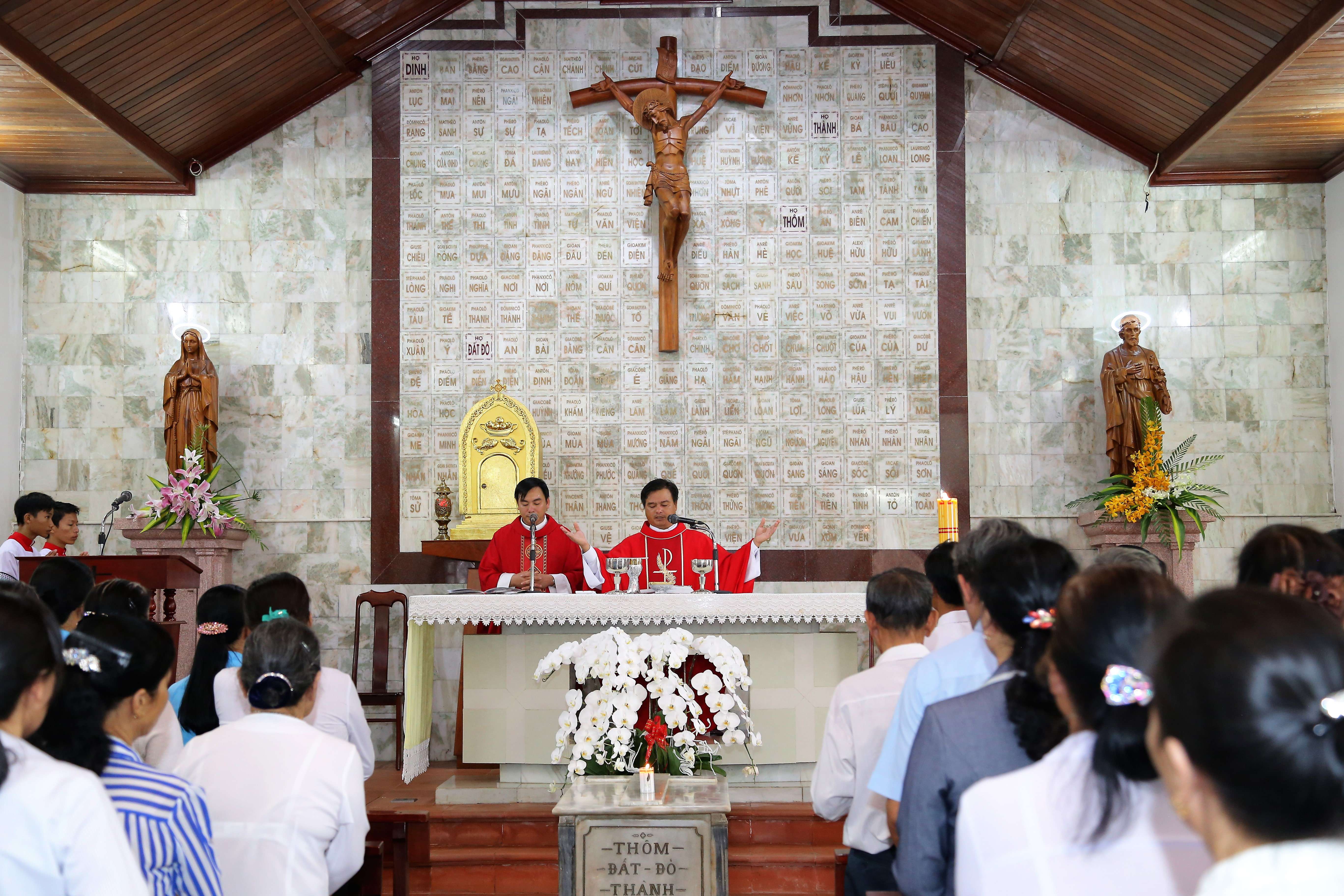 Tin ảnh: Nhà thờ Mồ Bà Rịa:  GHBL Phước Hưng hành hương Năm Thánh kính các Thánh Tử Đạo Việt Nam