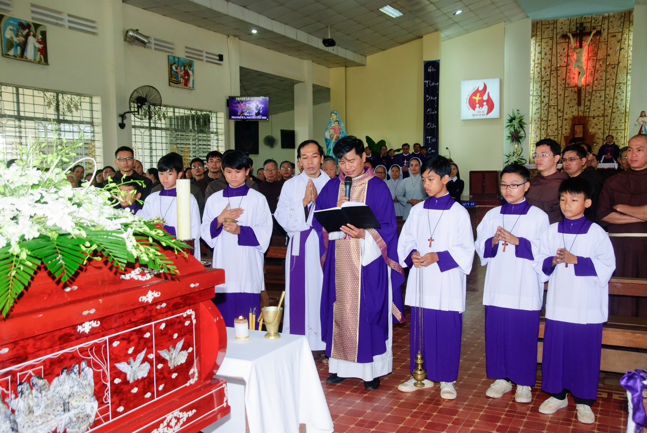 Tin ảnh: Gx. Sơn Hòa: Thánh lễ an táng Ông cố Phanxicô Xaviê Nguyễn Văn Thơ