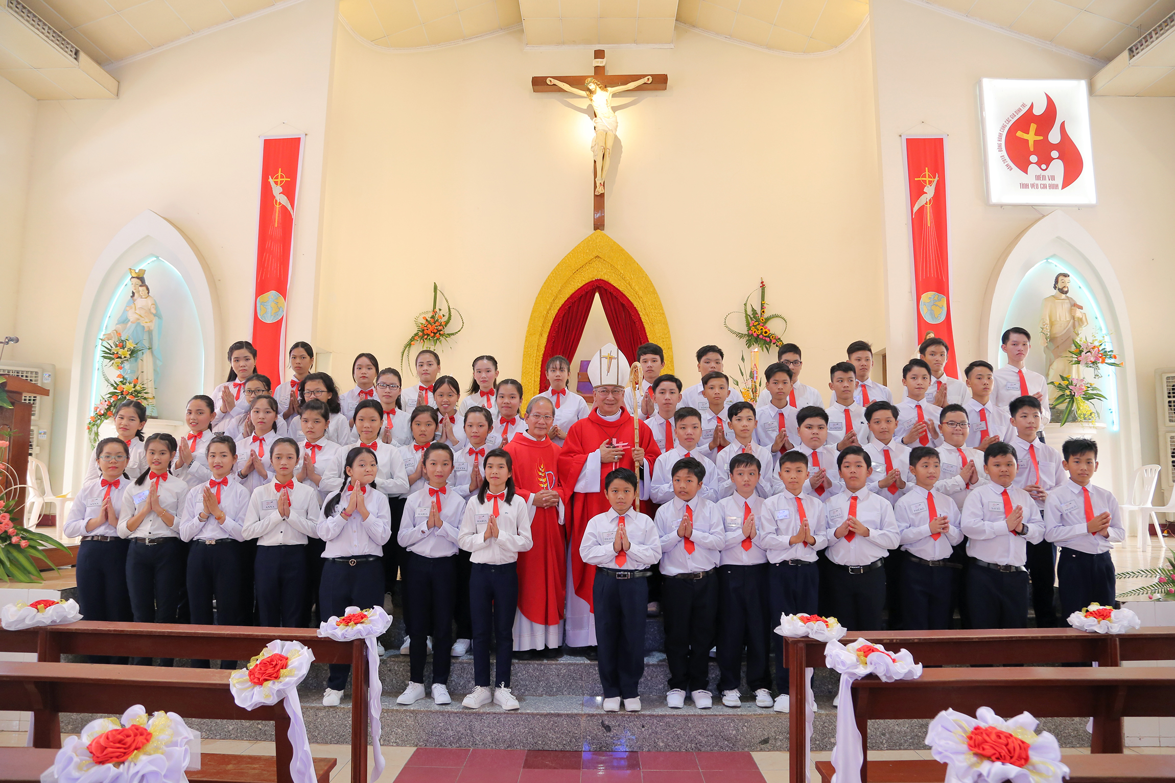 Gx. Thủ Lựu: Thánh lễ ban Bí tích Thêm sức