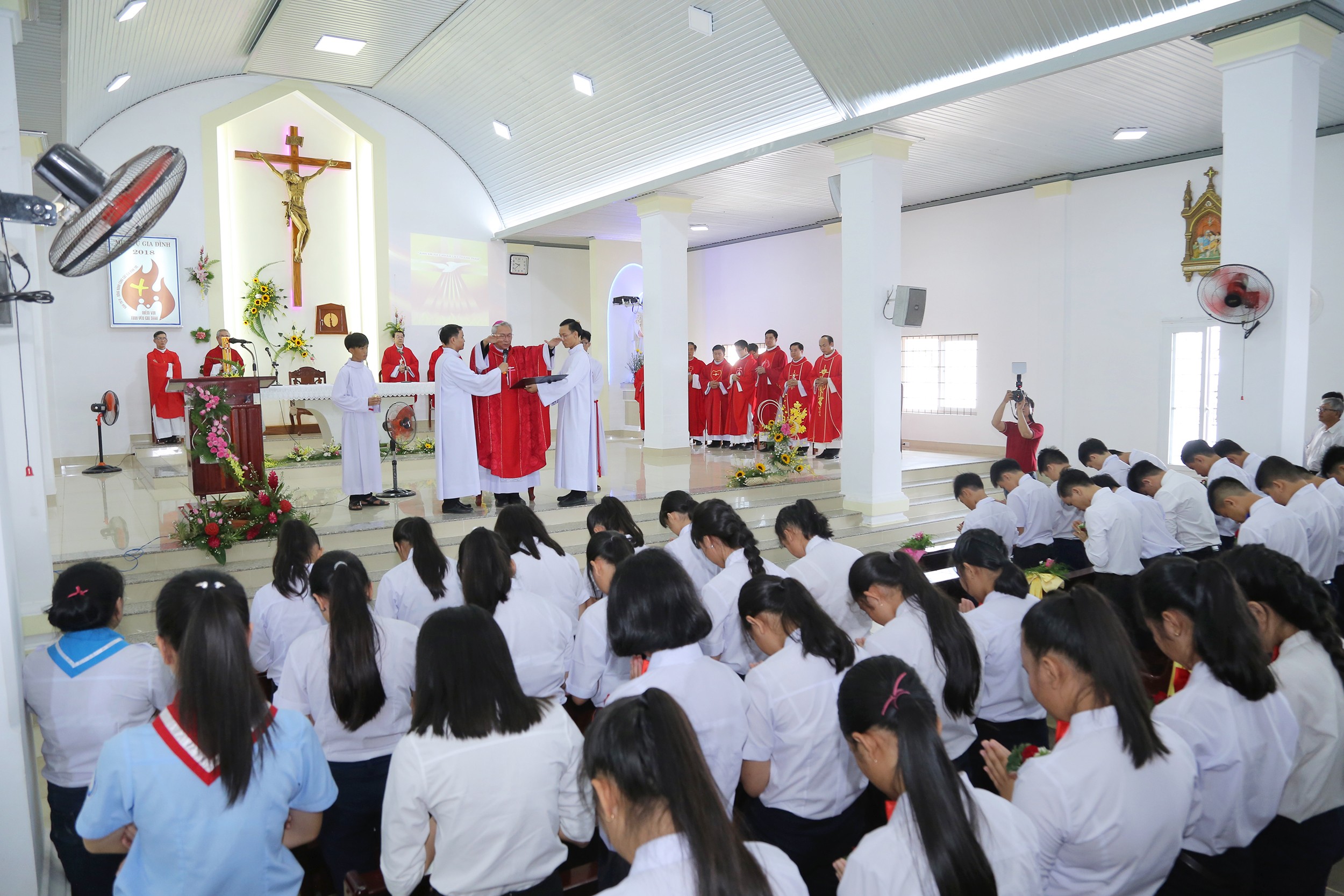 Gx. Đất Đỏ: Thánh lễ ban Bí tích Thêm Sức và làm phép các công trình xây dựng trong giáo xứ