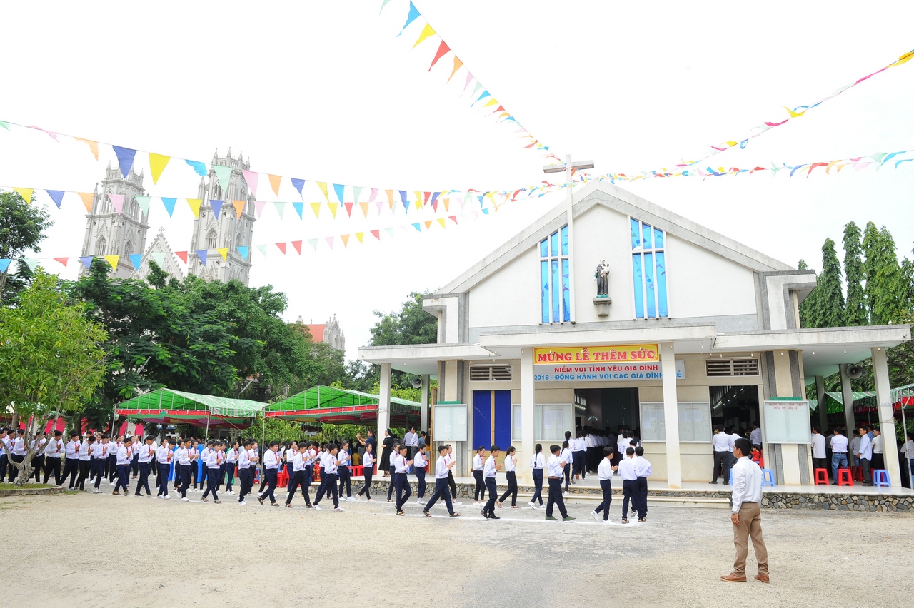 Tin ảnh: Gx. Song Vĩnh: Thánh lễ ban Bí tích Thêm sức