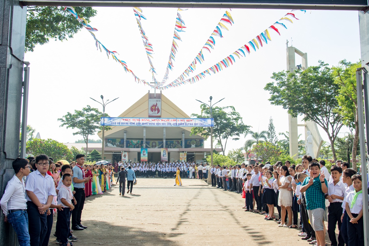 Tin ảnh: Gx. Quảng Nghệ: Thánh lễ ban Bí tích Thêm sức