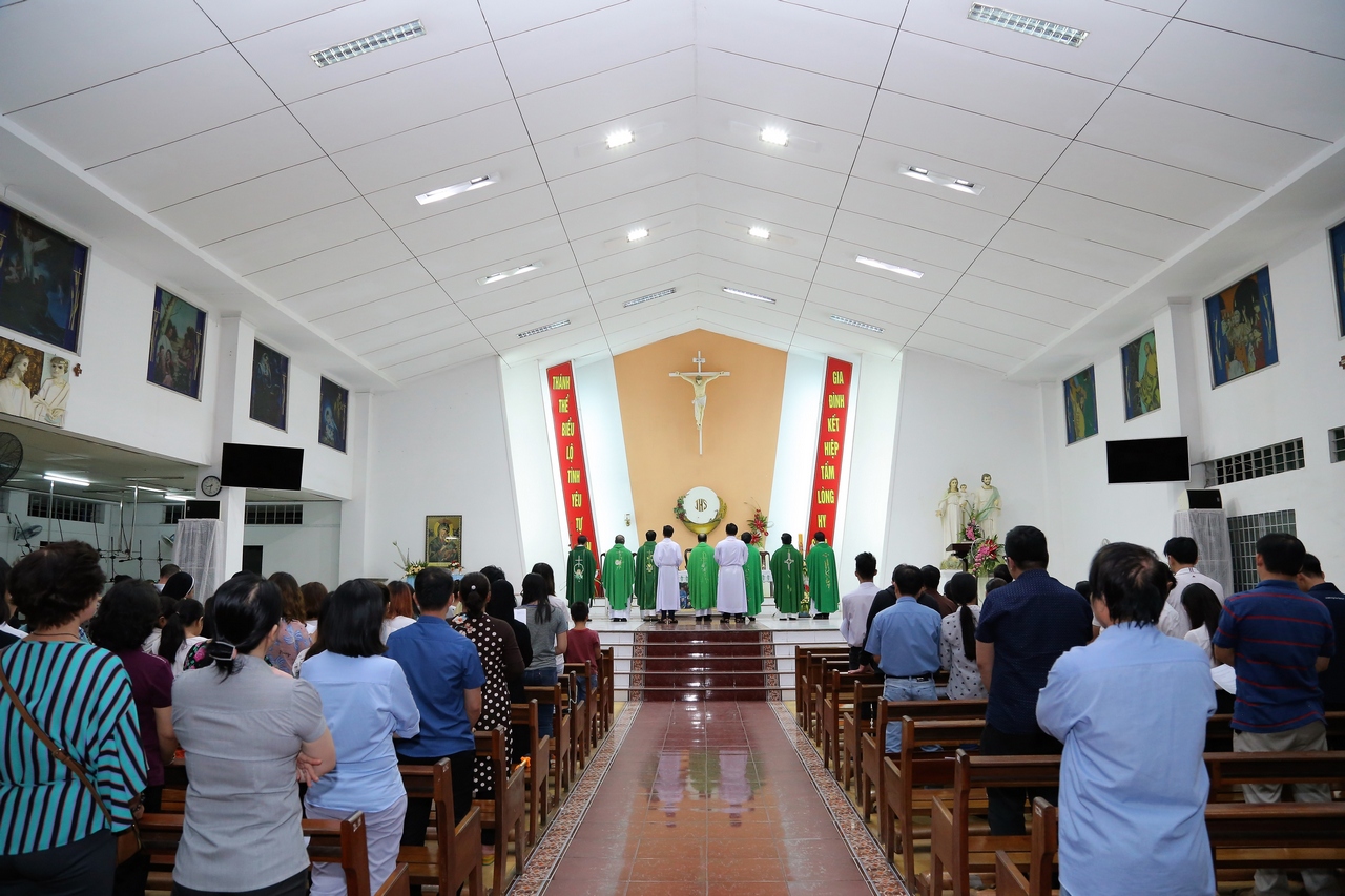 Gx. Tân Châu: Thánh lễ Chúa nhật bằng Tiếng Anh