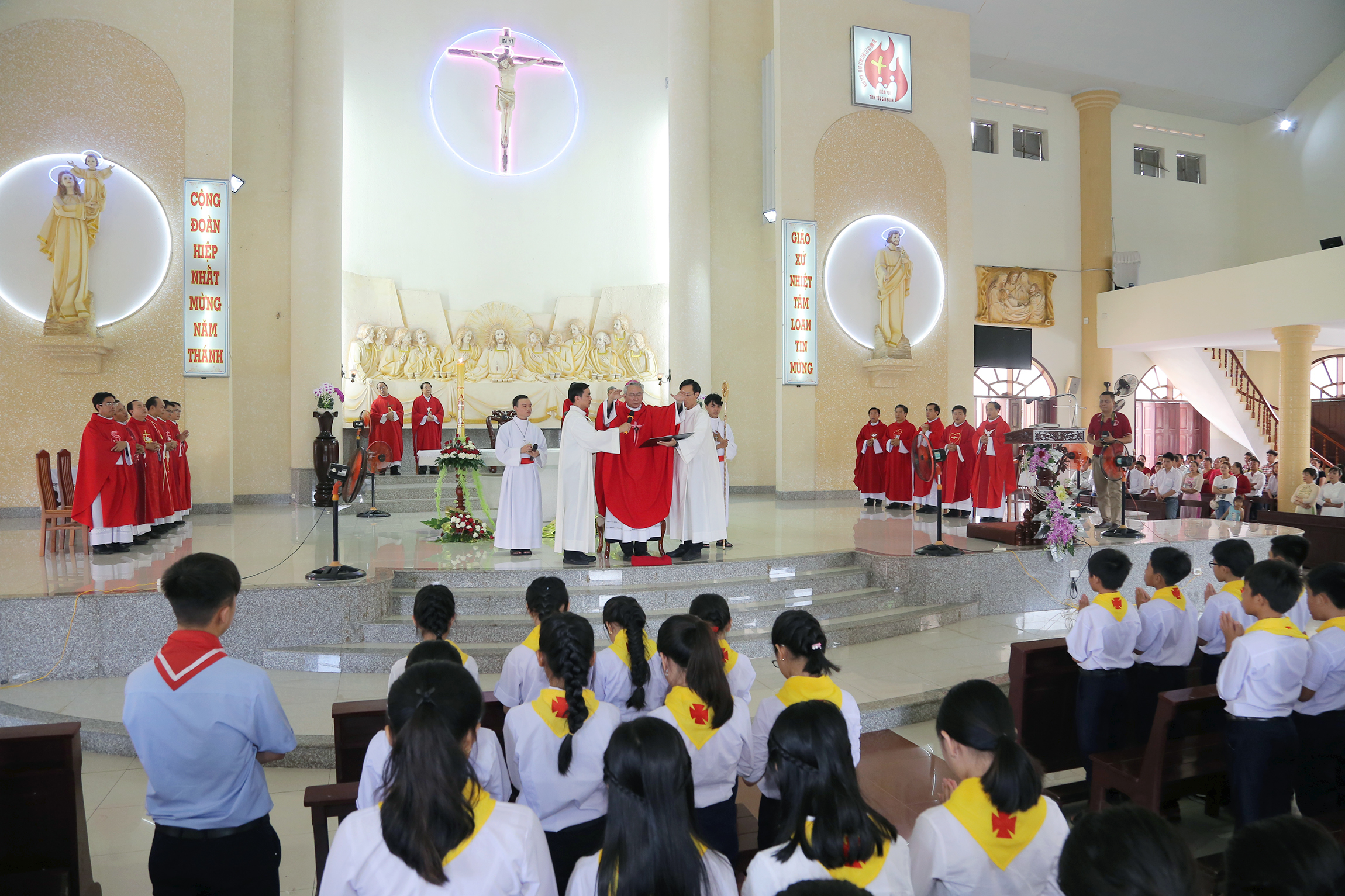 Gx. Long Hải: Thánh lễ ban Bí tích Thêm sức