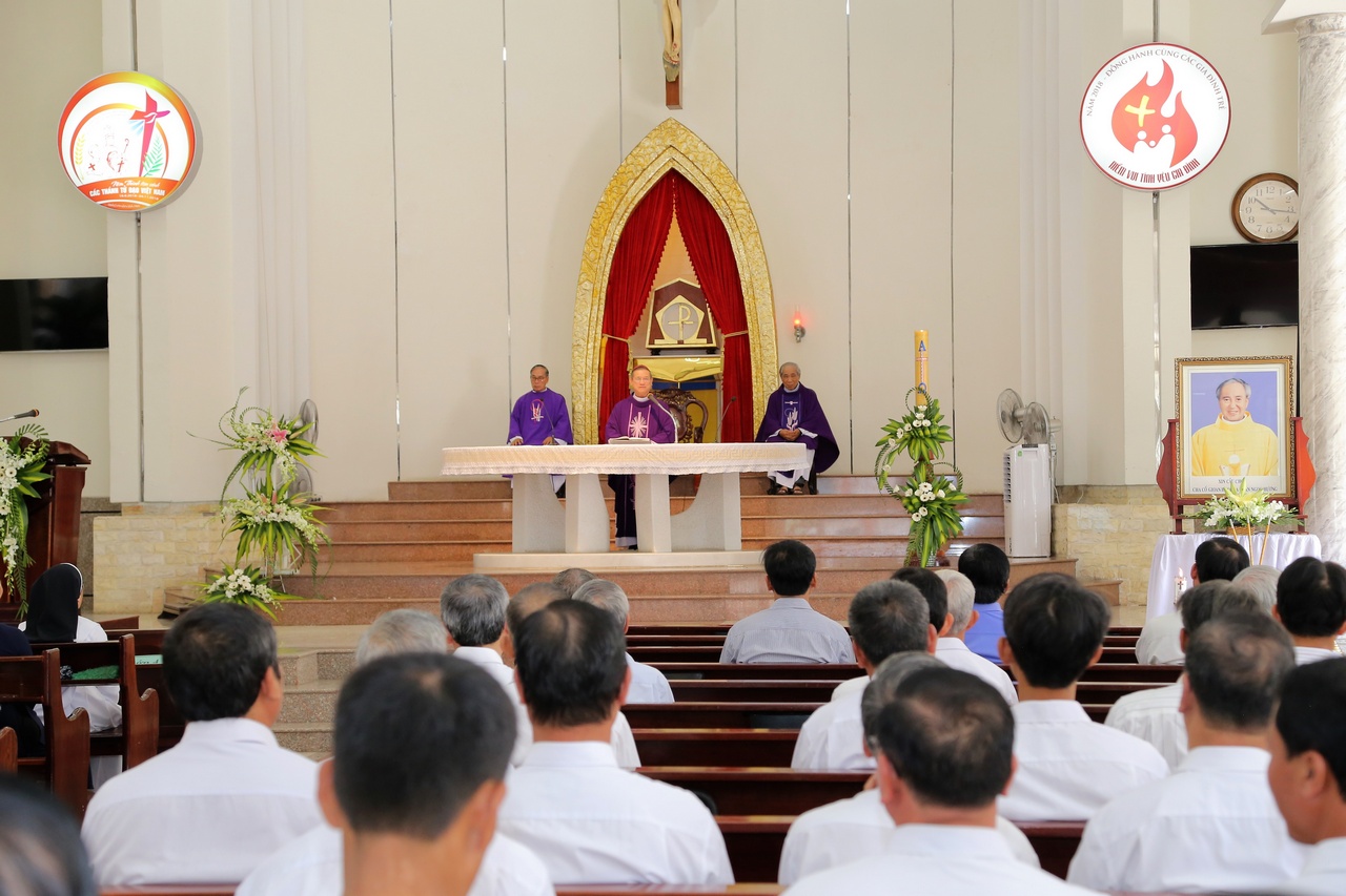 Tin ảnh: Gx. Phước Tỉnh: Đức cha Tôma Vũ Đình Hiệu dâng lễ giỗ Cha cố GB. M. Trần Ngọc Hương