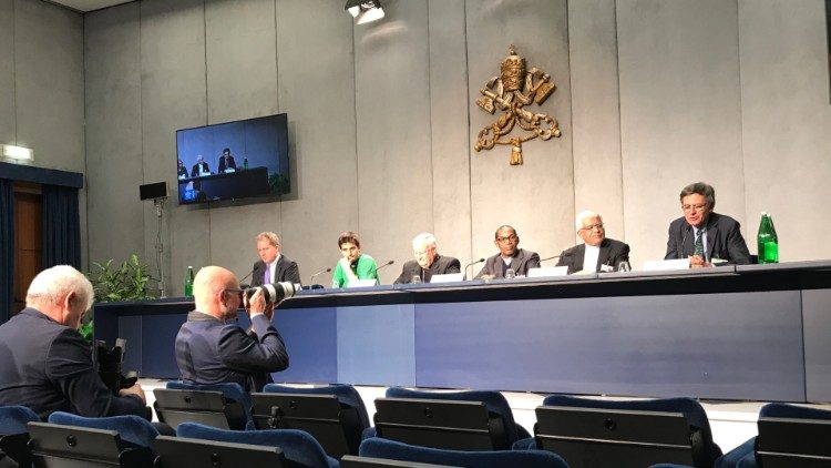 Sinh hoạt Thượng HĐGM về giới trẻ (9)