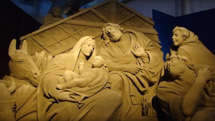 Bắt đầu thực hiện hang đá giáng sinh bằng cát tại Vatican