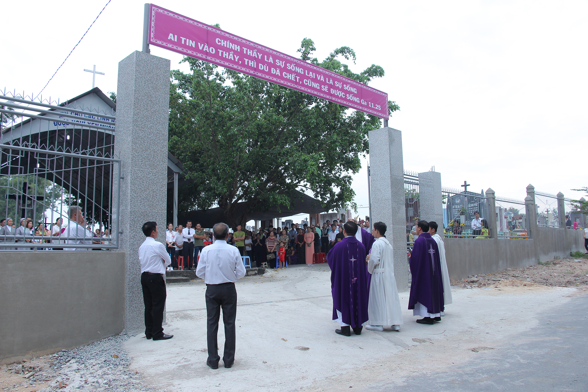 Tin Ảnh: Gx. Lam Sơn: Cử hành Thánh lễ cầu nguyện cho các đẳng linh hồn