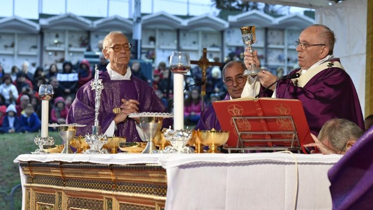 ĐTC viếng thăm và cử hành thánh lễ tại nghĩa trang Laurentino