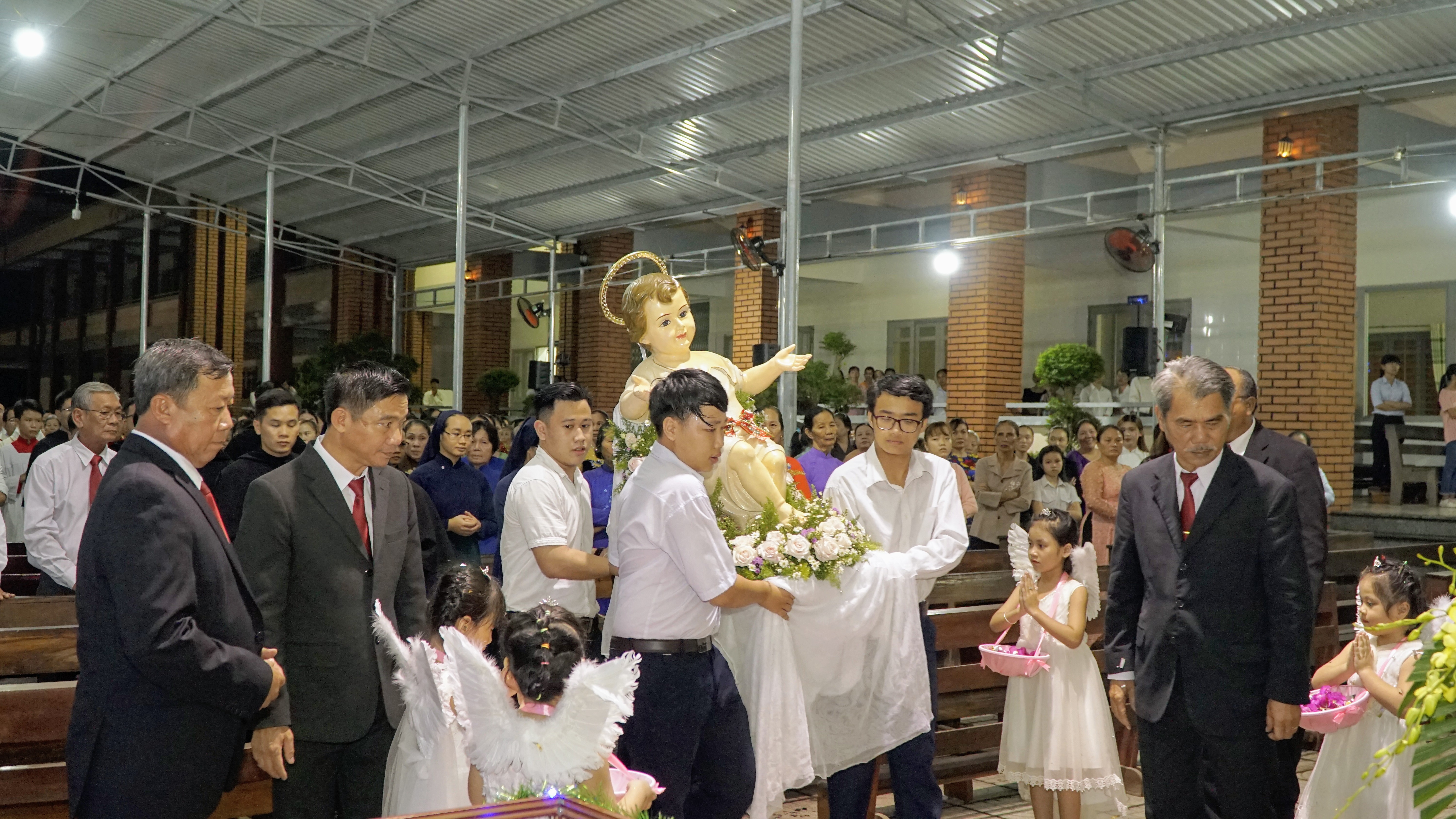 Tin Ảnh: Gx. Láng Cát: Thánh lễ đêm Giáng sinh 2018