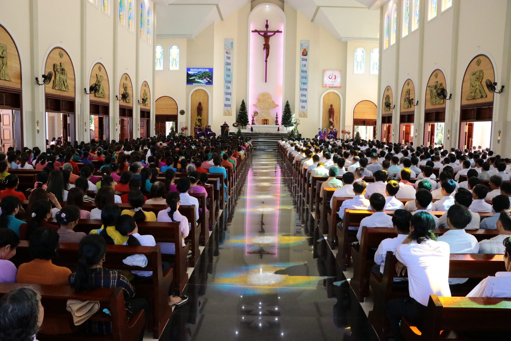 Giáo Họ Biệt Lập Phú Vinh: Chầu Thánh Thể thay Giáo phận 2018