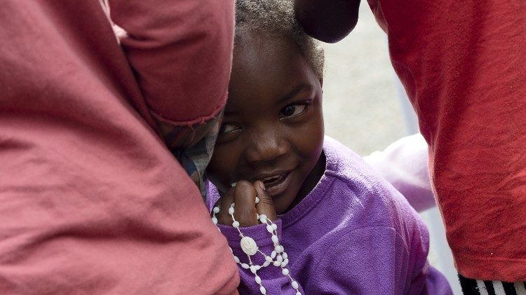 Tâm hồn vui tươi của Silvia Costanza Romano dành cho các em trẻ ở Phi Châu