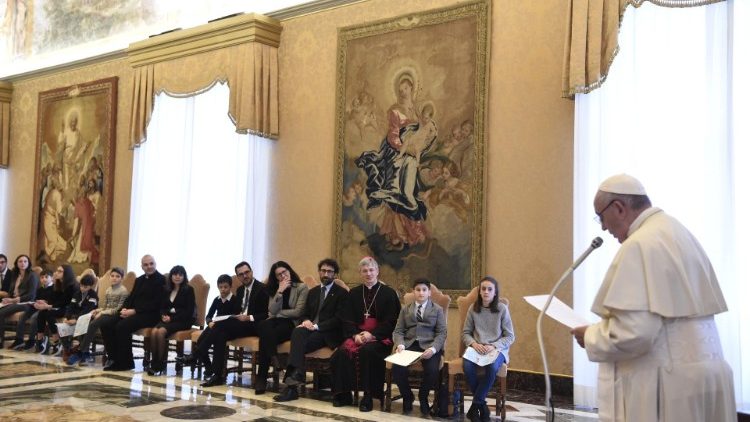 Đức Thánh Cha tiếp 65 em thuộc tổ chức Công giáo Tiến hành.