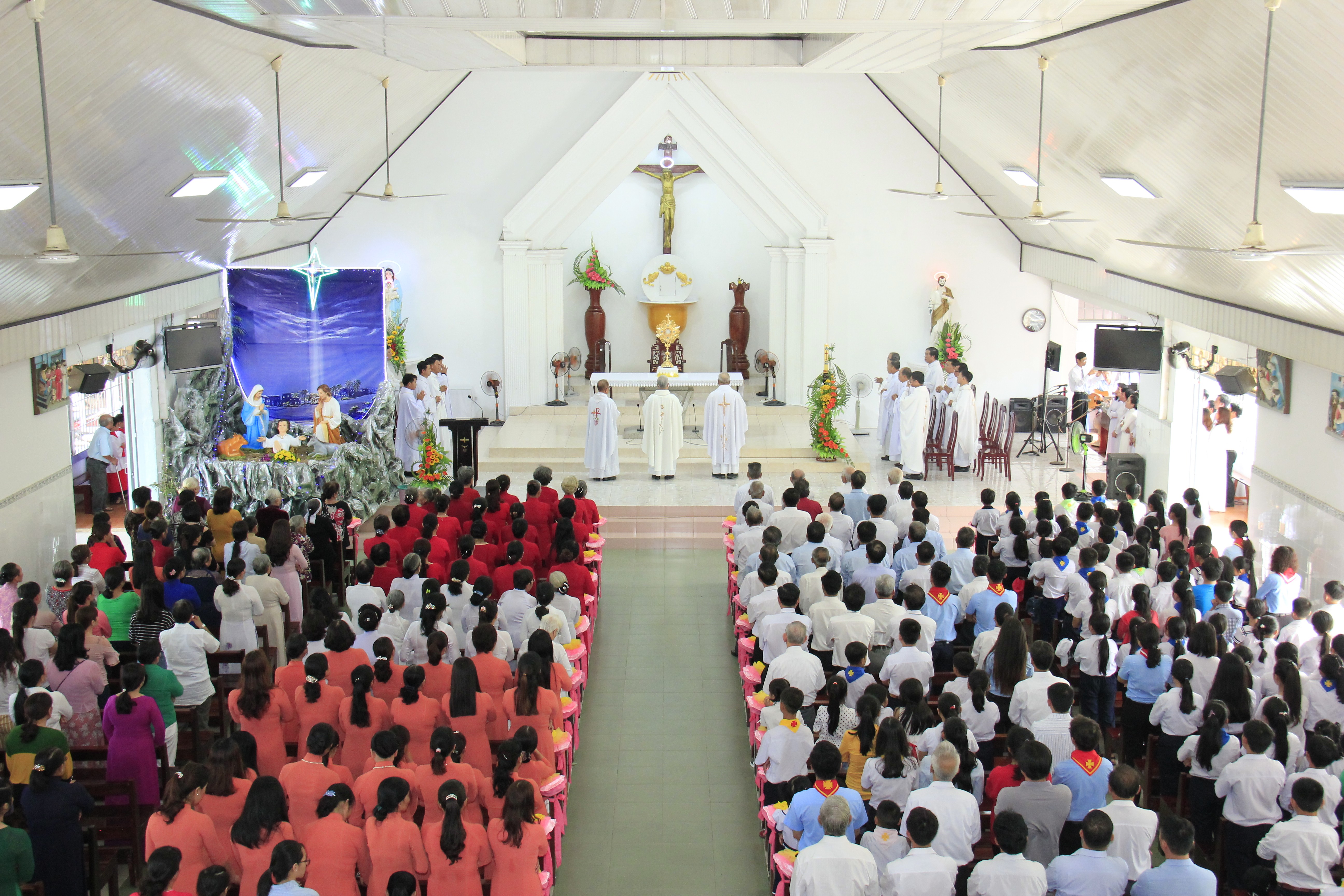 Gx. Hòa Phước:  Thánh lễ khai mạc ngày Chầu Thánh Thể thay Giáo phận 2019