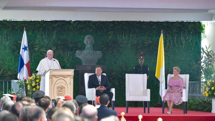 ĐTC gặp gỡ chính quyền và các đại diện xã hội Panama