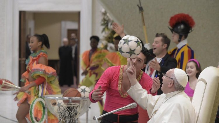 Khi cầu nguyện, đừng giả hình và nhiều lời, nhưng tin Chúa biết điều chúng ta cần