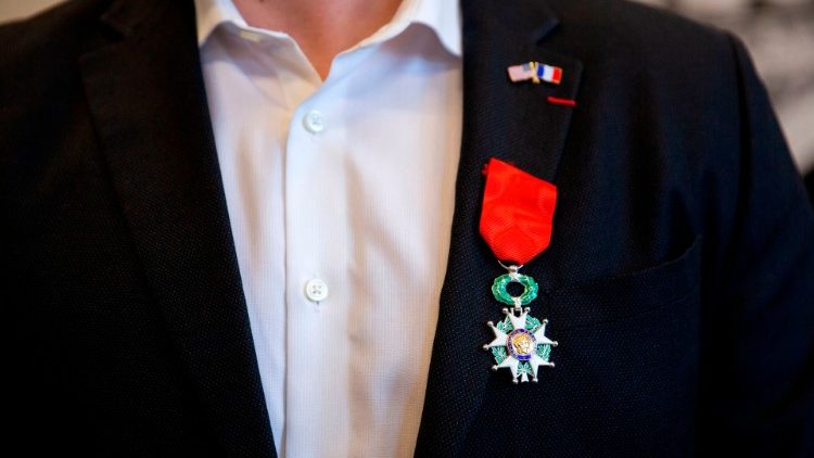 Marin được tổng thống Pháp, Macron trao huân chương Bắc đẩu Bội tinh về việc can đảm chống tệ nạn xã hội