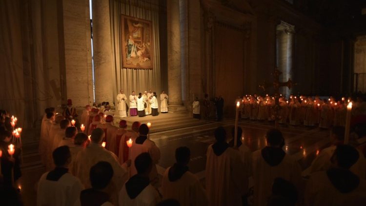 Đức Thánh Cha dâng lễ Dâng Chúa trong Đền thờ với các tu sĩ