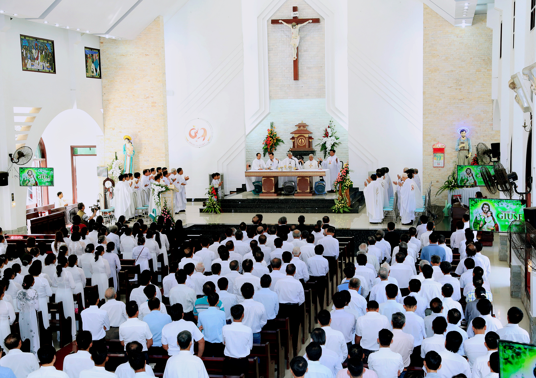 Gx. Tân Phước: Thánh lễ tạ ơn trùng tu thánh đường và Khánh thành nhà xứ  