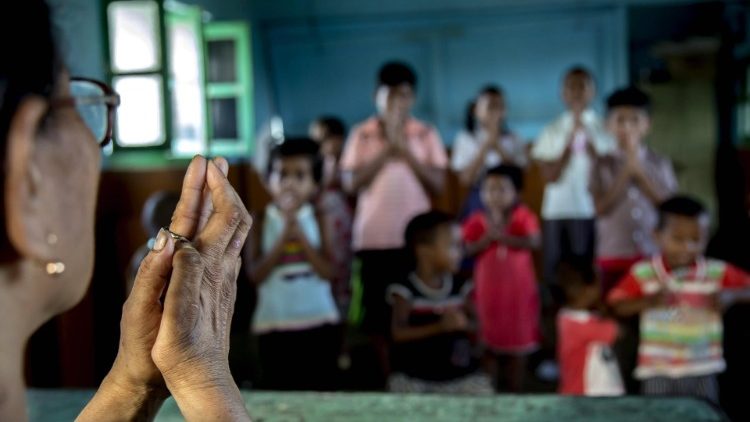 Nữ tu Ấn độ xây 100 ngôi nhà cho người nghèo